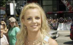 Des médias américains ont publié des images de la chanteuse Britney Spears en train de conduire avec son bébé de cinq mois sur les genoux, mais la star a affirmé mardi que ces photos avaient été prises alors qu'elle essayait d'échapper à des paparazzi qui la harcelaient.