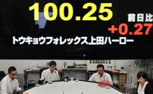 La crise budgétaire américaine a beau avoir nui à la crédibilité et à l'image des Etats-Unis, la Chine comme le Japon n'ont pour l'instant d'autre choix que d'acheter encore les obligations de l'Oncle Sam, estiment des analystes en Asie.