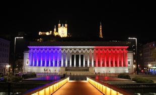Le 16 novembre 2015, Lyon. La ville a mis le Palais de justice aux couleurs de la France en hommage aux victimes des attentats de Paris. (archives)