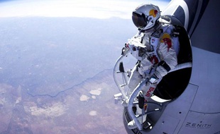 L'Autrichien Felix Baumgartner s'apprête à sauter depuis une altitude de 21.800 mètres, le 15 mars 2012.