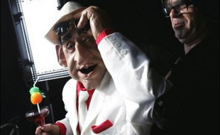 "Big up les Français !" Nicolas Sarkozy, façon nouveau riche fêtard, interpelle les passants sur la Croisette: les Guignols font leur show à Cannes, où Canal+ impose sa domination dans la couverture télévisée du Festival.