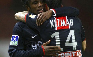 Les attaquants du PSG, Peguy Luyindula (à gauche) et Mateja Kezman (à droite) fêtant une victoire face à Nancy, le 12 novembre 2008.
