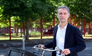 Stéphane Baly, candidat EELV aux élections municipales a Lille, devant le parc Jean-Baptiste Lebas, à Lille, le 18 juin 2020.