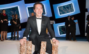 L'acteur-réalisateur Guillaume Gallienne pose avec quatre des cinq César obtenus par son film «Les Garçons et Guillaume, à table!», le 28 février 2014.