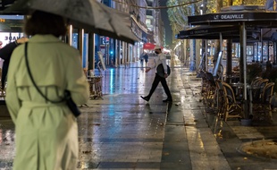 La présence de clusters décourage le tourisme urbain (Comme ici aux Champs Elysées)