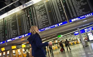 L'aéroport de Francfort, engagée dans une rude concurrence avec ses rivaux d'Europe et du Moyen-Orient, voit ses ambitions menacées par un durcissement des règles anti-bruit que projette d'adopter la nouvelle coalition dans l'Etat régional de Hesse.