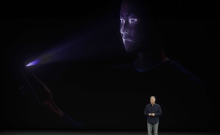 Avec l'iPhone X, Apple lance la technologie de reconnaissance faciale Face ID.