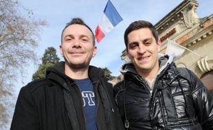 Vincent Autin (g) et son compagnon Bruno posent à Montpellier, le 12 janvier 2013
