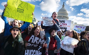 Des milliers d'élèves américains ont manifesté ce mercredi 14 mars 2018 contre les armes à feu.