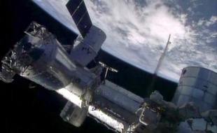 Une image de la Nasa la capsule Dragon de SpaceX à l'arrimage, le 20 avril 2014, à la Station Spatiale internationale