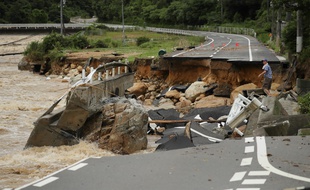 Des pluies torrentielles qui s'abattent depuis plusieurs jours sur le sud et l'ouest du Japon.