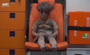 Omrane, 5 ans, sorti des décombres de son immeuble à Alep.