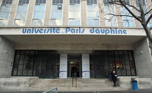 Un étudiant de première année à l'université Paris-Dauphine a porté plainte après un bizutage au cours duquel des "lettres de sang" lui ont été inscrites dans le dos, un geste jugé "abject" par le président de l'université qui va se constituer partie civile.