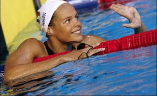 La Française Laure Manaudou a remporté le 400 m nage libre en réalisant 4 min 02 sec 61/100, lors de la première journée des épreuves de natation course des Championnats du monde 2007, dimanche à Melbourne.
