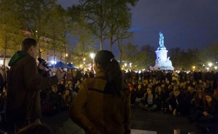 Des participants au mouvement "Nuit Debout", le 2 mai 2016 à Paris