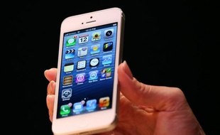Le groupe informatique Apple a annoncé lundi avoir enregistré plus de 2 millions de pré-commandes en 24 heures pour son nouveau téléphone multimédias iPhone 5, dépassant le record d'un million d'unités qu'il avait enregistré avec le modèle précédent.