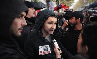 Olivier Besancenot (Nouveau parti anti-capitaliste, NPA) s'est réjoui dimanche des tensions suscitées au gouvernement et à l'UMP par l'attente du remaniement, estimant qu'à droite "c'est un peu le bordel" et que c'est "bon à prendre"
