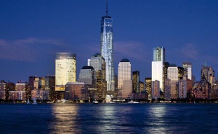 Le skyline de Manhattan, à New York, dominée par la tour du One World Trade Center.