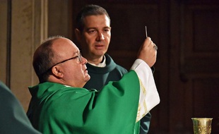 Les deux émissaires du pape, l'archevêque de Malte Charles Scicluna et le prêtre espagnol Jordi Bertomeu, envoyés par le pape François, célèbrent une messe à Osorno.