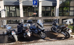 Il reste quelques places libres pour les deux-roues, rue Lejemptel à Vincennes