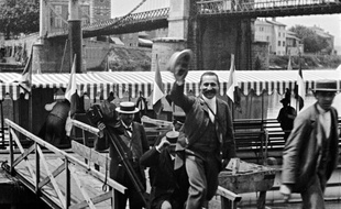 Le débarquement du congrès de photographie, filmé par les frères Lumière en 1895.