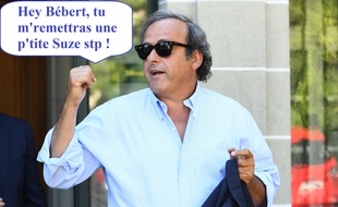 Michel Platini vide son sac le plus naturellement du monde.