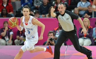 Les exploits de Céline Dumerc dans le tournoi olympique de basket, où elle a mené la France en demi-finale face à la Russie jeudi, affolent ses coéquipières qui rivalisent en superlatifs.