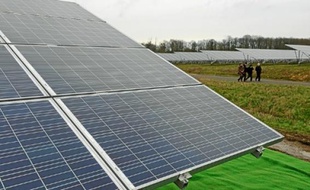 Cette centrale comprend 20 000 panneaux photovoltaïques au sol.
