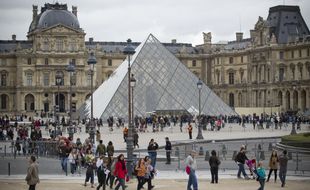 Le musée du Louvre connaît un retard pour son ouverture, ce dimanche 1er mars, à cause du coronavirus.