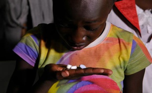 Une jeune kenyane de 13 ans Claudia Aulo prend ses médicaments pour traiter le sida le 9 novembre 2015 dans le comté de Homa Bay (ouest du Kenya)