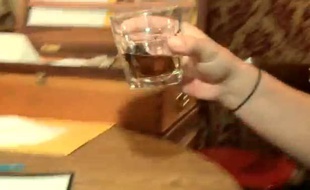 Capture d'écran d'une vidéo montrant le «Sourtoe Cocktail», tradition du Yukon au Canada.