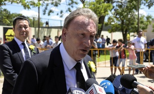 Les deux dirigeants de Cardiff, le manager Neil Warnock et le directeur exécutif Ken Cho (au fond), aux obsèques d'Emiliano Sala le 16 février 2019 à Progreso.