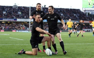 Israel Dagg (M) célèbre son essai avec Dane Coles et Beauden Barrett (D) lors d'un test-matchcontre l'Australie à l'Eden Park à Auckland le 22 octobre 2016.