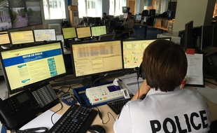 Dans un Centre d'Information et de commandement (CIC) de la police, à Strasbourg.