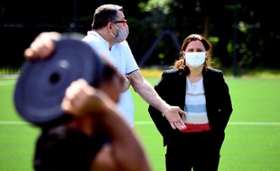 La ministre des Sports Roxana Maracineanu à l'Insep avec le directeur des équipes de France de judo Stéphane Traineau, le 18 mai 2002.