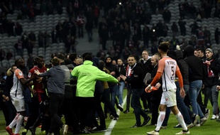 Envahissement du terrain du stade Pierre-Mauroy, à Villeneuve d'Ascq,, le 10 mars 2018, à l'issue du match entre le Losc et Montpellier.
