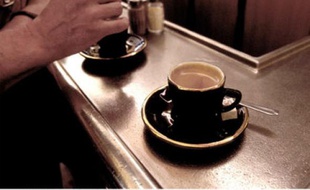 Le petit noir va peut-être revenir à un euro au comptoir, un prix plus abordable pour le fana d'espresso qui le prend en lisant l'Equipe.