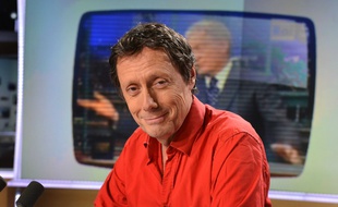 Antoine de Maximy, animateur de "J'irai Dormir Chez Vous" sur France 5 repond aux questions de Julien Arnaud sur LCI dans l'emission de Mediasphere. Paris, FRANCE - 27/03/2015/IBO_IBOA.001/Credit:IBO/SIPA/1503302301