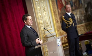 Le Groupe de secours catastrophe français (GSCF), une association du Nord qui gère différentes missions humanitaires, a envoyé à Nicolas Sarkozy un kit de survie pour SDF afin de le sensibiliser au sort des plus démunis et de réclamer des "mesures concrètes", a-t-elle annoncé mardi.