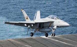 Atterrissage d'un Super Hornet de retour le 23 septembre 2014 de frappes en Syrie sur le porte-avion américain George H.W. Bush
