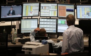 Les Bourses européennes et Wall Street ont connu une journée noire mardi, valeurs bancaires en tête, au lendemain de l'annonce surprise d'un référendum en Grèce sur le plan de sauvetage européen du pays qui a relancé les craintes sur l'avenir de la zone euro.