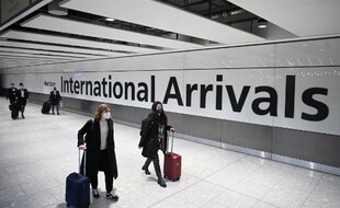 Des passagers portants des masques pour se protéger du Covid-19 à leur arrivée à l’aéroport de Heathrow à Londres, le 15 janvier 2021.