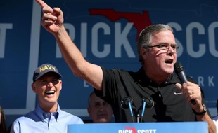 Jeb Bush ancien gouverneur de Floride s'adresse à des électeurs lors d'une réunion politique à Hialeah en Floride le 2 novembre 2014