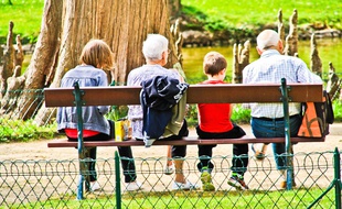 Des grands-parents avec leurs petits-enfants.