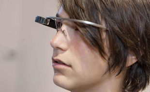 Une femme porte des Google Glass, le 11 juillet 2013.