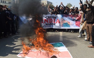 Des étudiants de l'Islami Jamiat Talaba, l'aile religieuse du parti politique Jamaat-e-Islami (JI) brûlent un drapeau indien lors d'une manifestation anti-indienne à Lahore, le 27 février 2019.