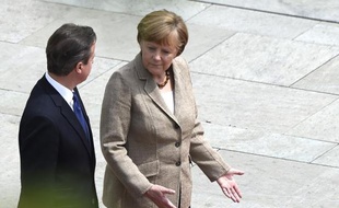 La chancelière allemande Angela Merkel (d) et le Premier ministre britannique David Cameron à Berlin le 29 mai 2015