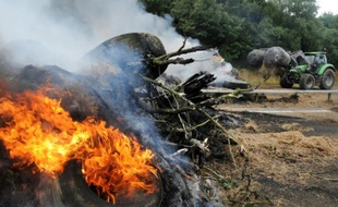 Des pneus brûlés par des éleveurs en colère entre Morlaix et Brest, le 22 juillet 2015