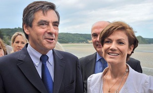 Le Premier ministre François Fillon et la secrétaire d'Etat à l'Ecologie, Chantal Jouanno à Saint-Michel-en-Grève, en Bretagne, le 20 août 2009.