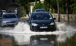 Un véhicule dans une rue de Lunel, dans l'Hérault, le 16 septembre 2016
